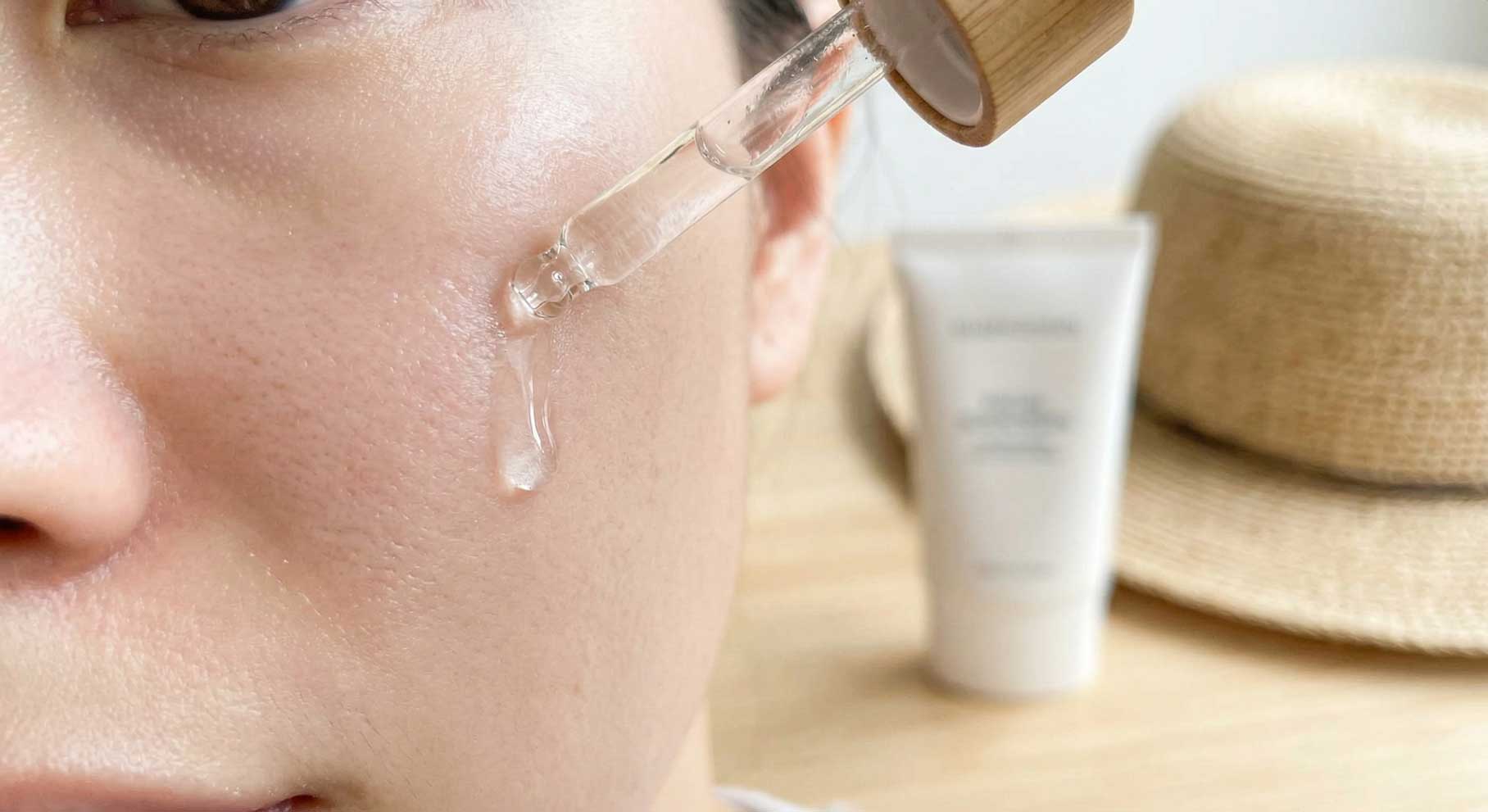 Application d’un sérum sur le visage pour hydrater la peau et améliorer son éclat